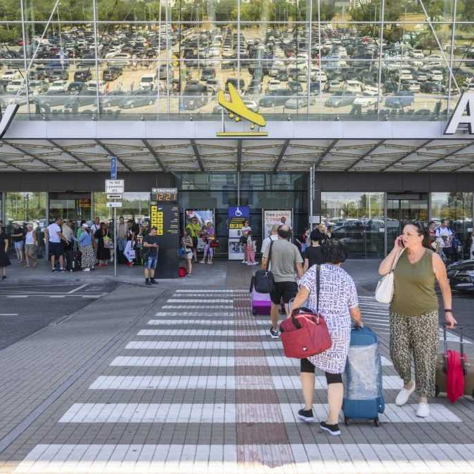 Na snímke cestujúci na Letisku M. R. Štefánika.