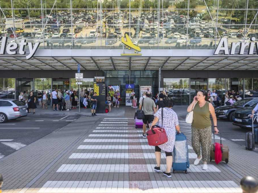 Na snímke cestujúci na Letisku M. R. Štefánika.