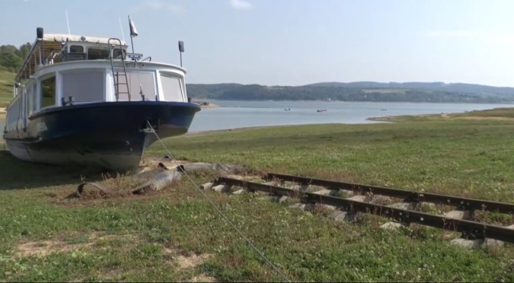 Na snímke výletná loď, ktorá uviazla na brehu Domaše.