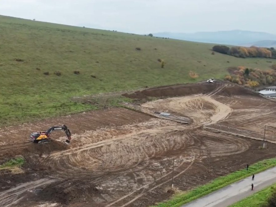 Miesto, kde má vyrásť nová škola v Lomničke.