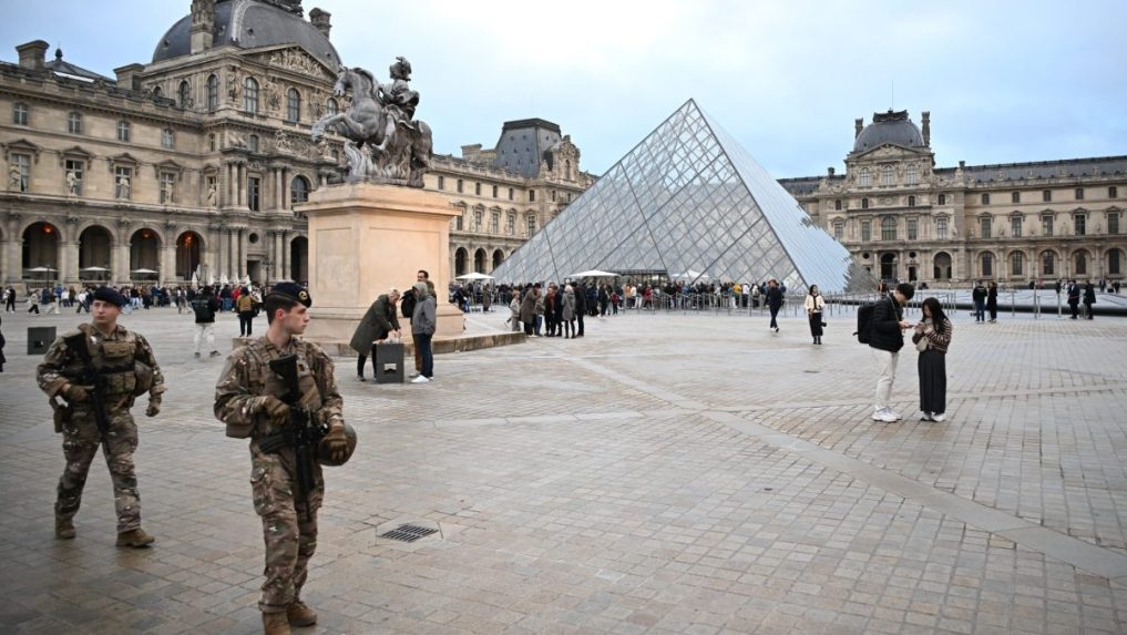 Na ilustračnej snímke polícia pred múzeom Louvre.