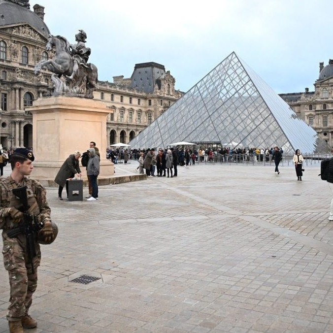 Na ilustračnej snímke polícia pred múzeom Louvre.