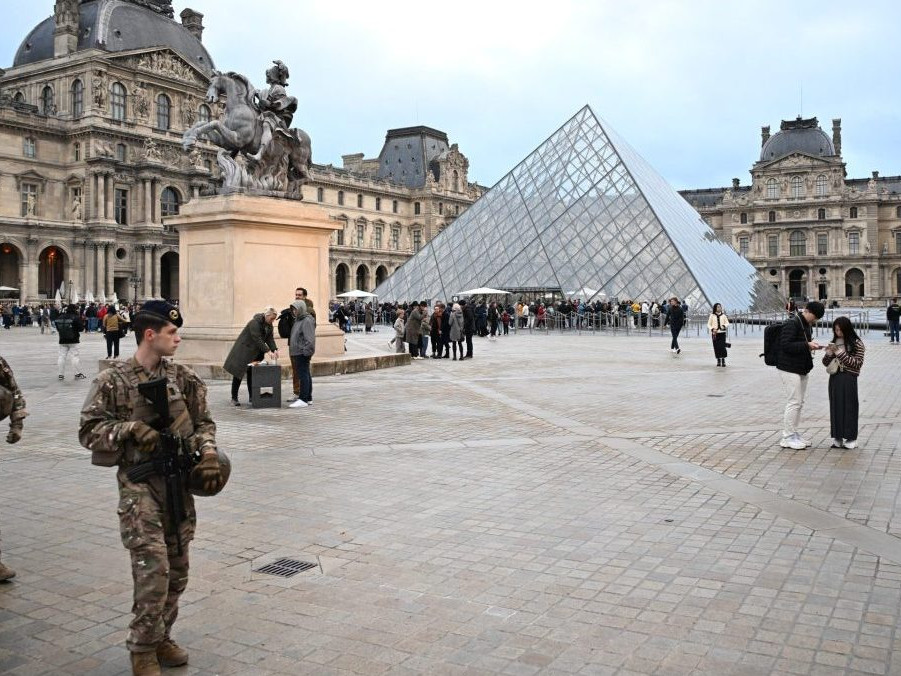 Na ilustračnej snímke polícia pred múzeom Louvre.