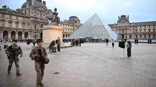 Na ilustračnej snímke polícia pred múzeom Louvre.