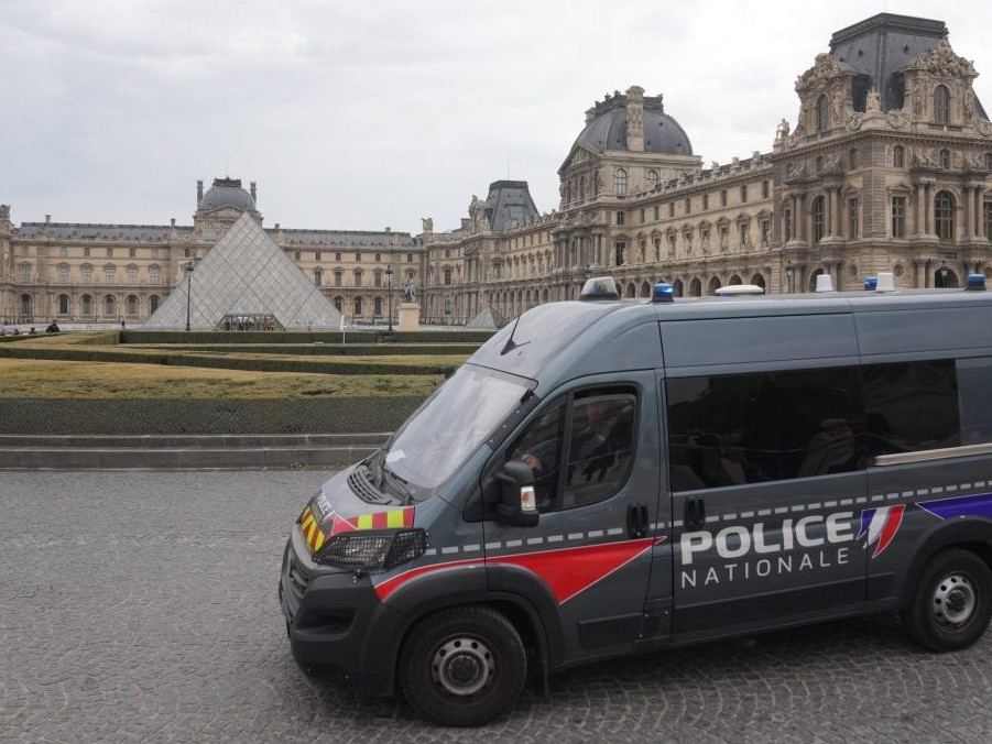 Polícia pred múzeom Louvre.