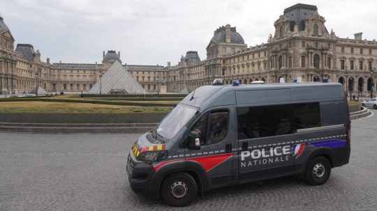 Polícia pred múzeom Louvre.