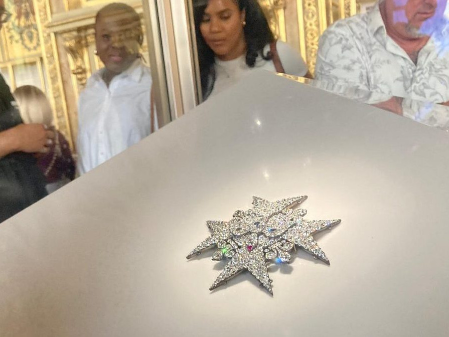 Na ilustračnej snímke šperk v múzeu Louvre.