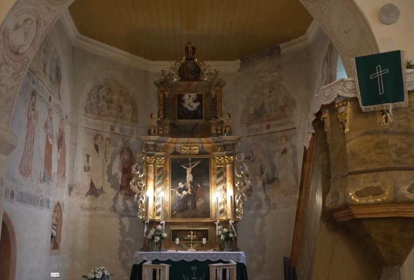 Na snímke oltár v kostolíku v Ľuboreči.