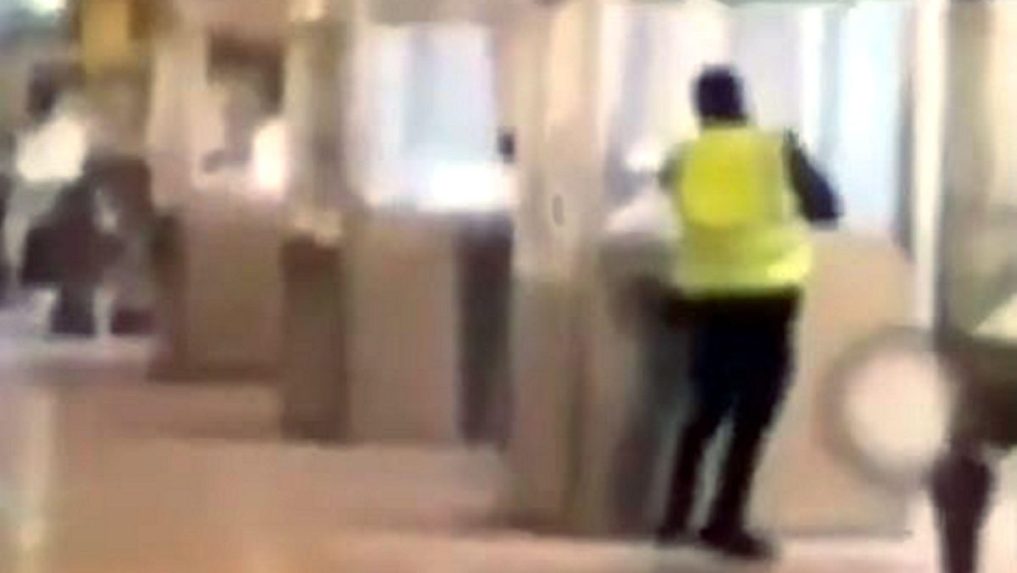 Na snímke lúpežník zachytený vo videu.