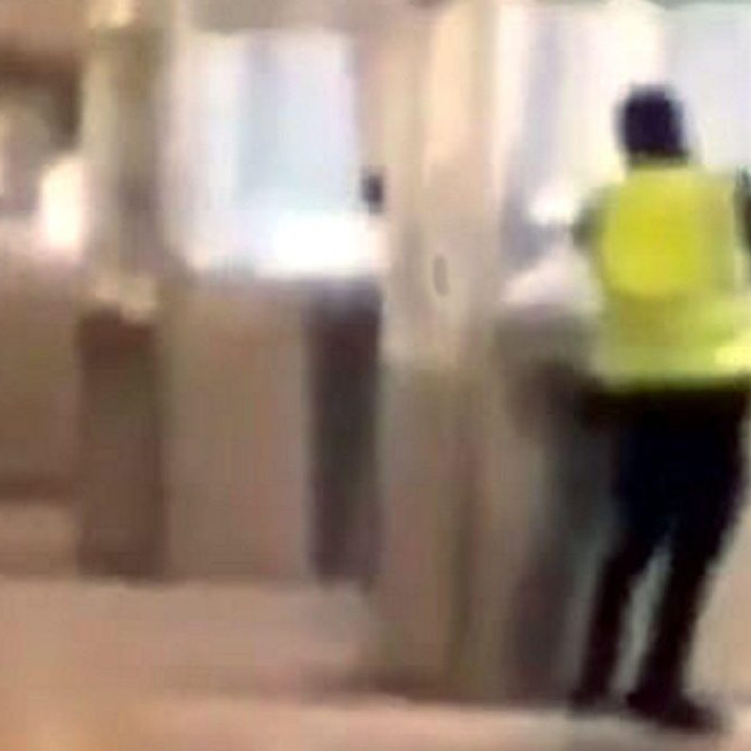 Na snímke lúpežník zachytený vo videu.