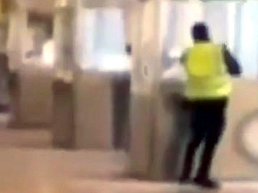 Na snímke lúpežník zachytený vo videu.