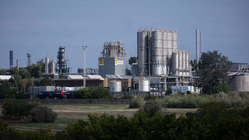 Na ilustračnej snímke rafinéria MOL v Maďarsku.
