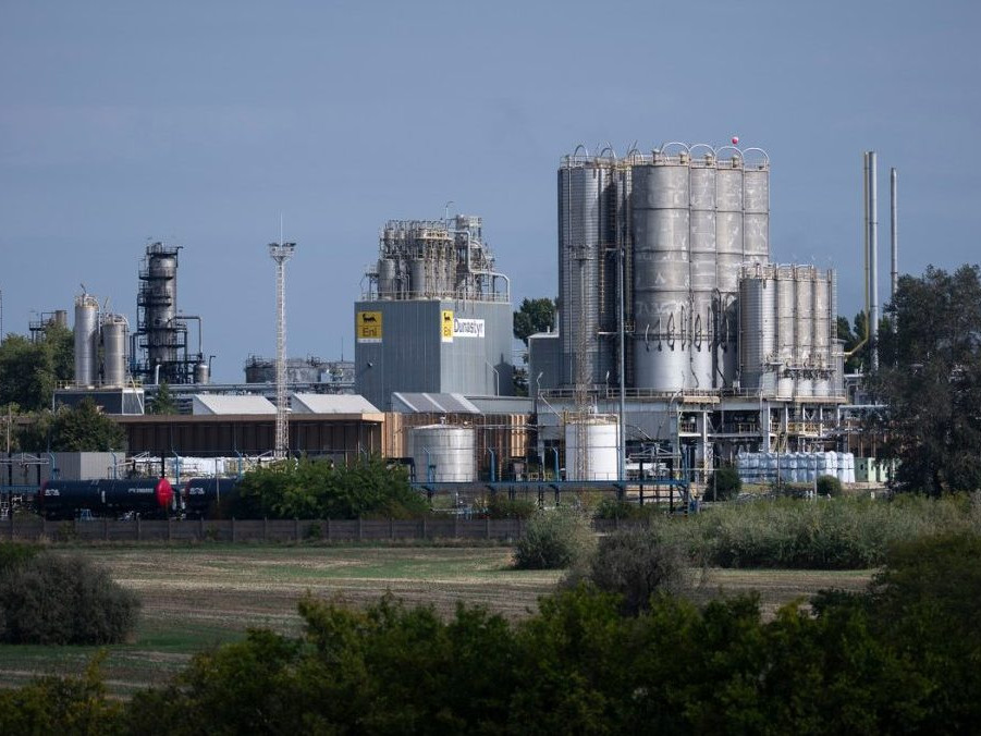 Na ilustračnej snímke rafinéria MOL v Maďarsku.