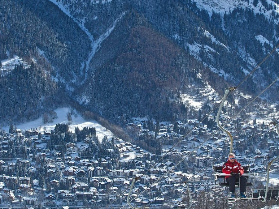 Muž na lanovke v talianskej obci Courmayeur.