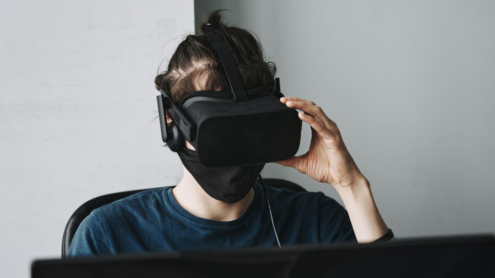Muž používa VR set.