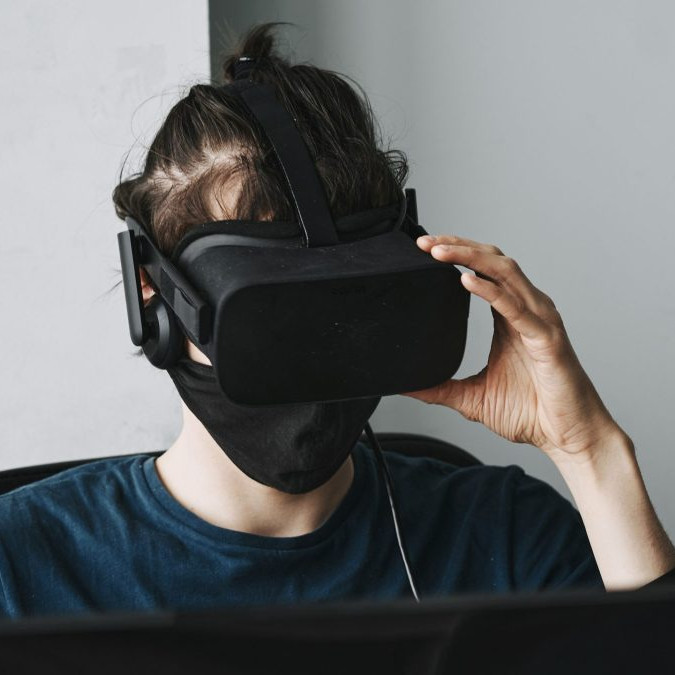 Muž používa VR set.