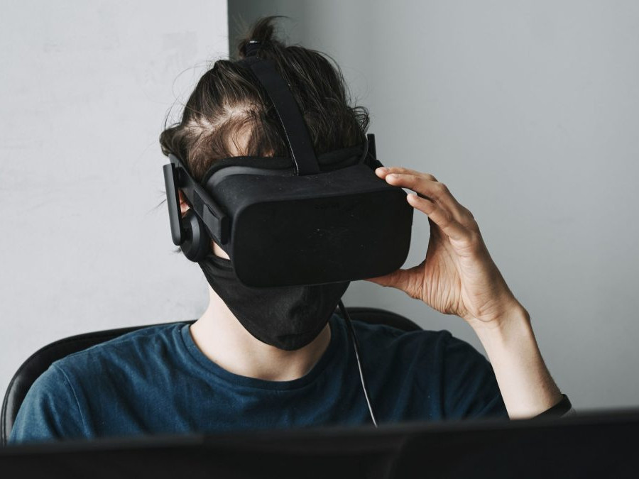 Muž používa VR set.