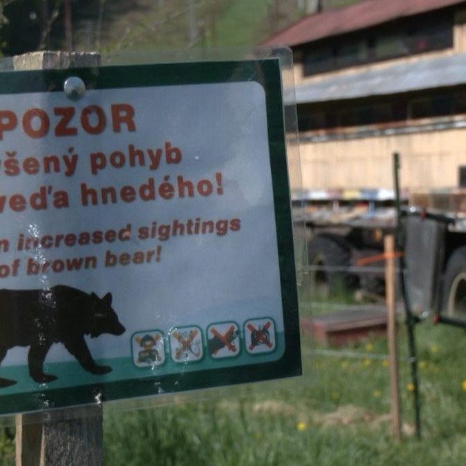 tabuľa s upozornením pred zvýšeným pohybom medveďa