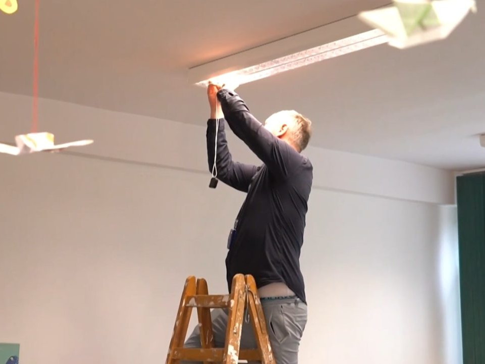 muž inštaluje merač radónu