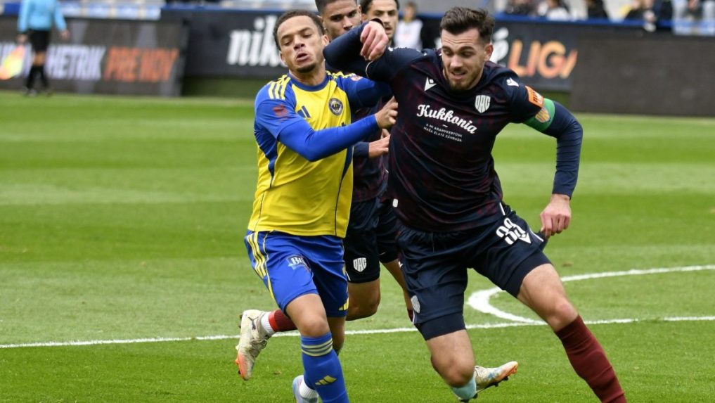 Na snímke zľava Kai Brosnan (Michalovce) a Taras Kacharaba (DAC).