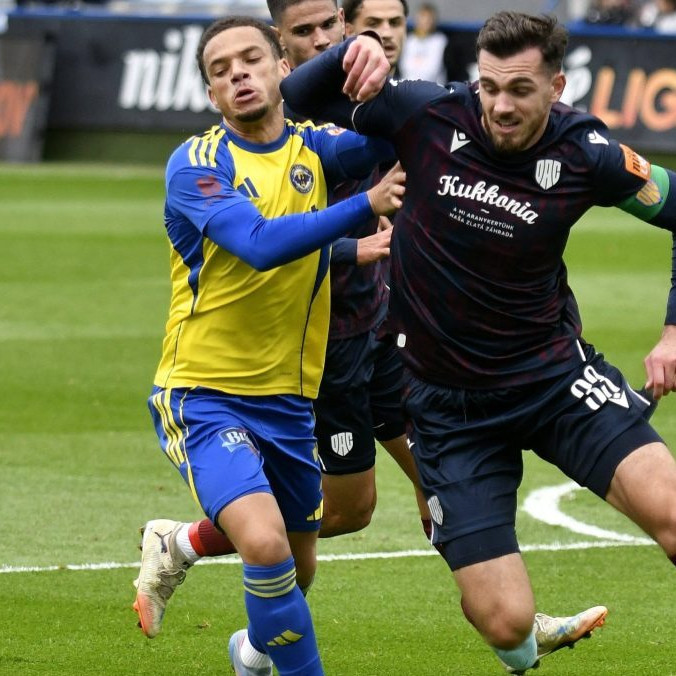 Na snímke zľava Kai Brosnan (Michalovce) a Taras Kacharaba (DAC).