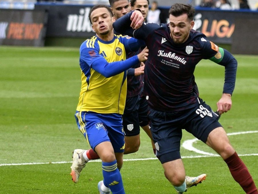 Na snímke zľava Kai Brosnan (Michalovce) a Taras Kacharaba (DAC).