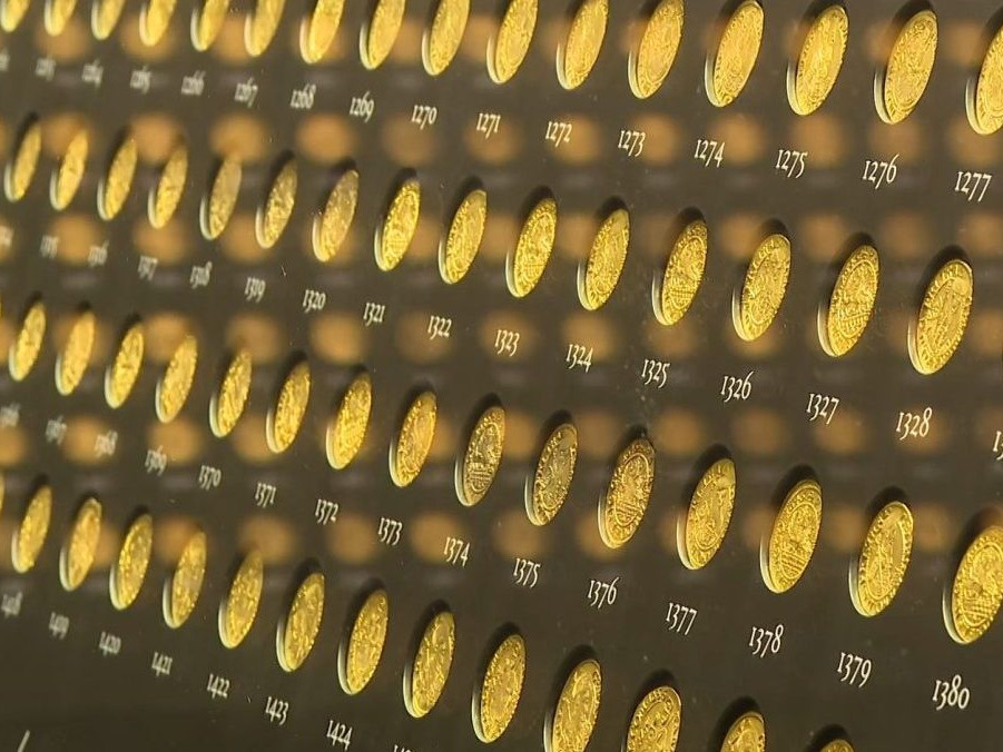 Na snímke mince, ktoré vystavuje košické múzeum.