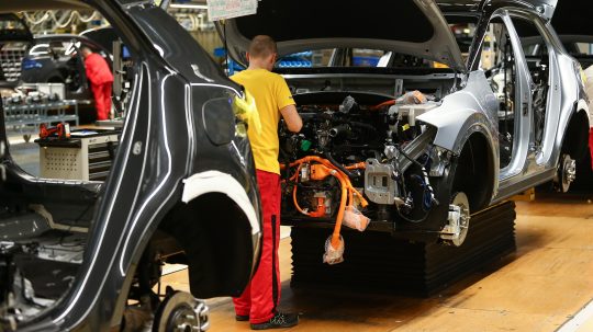 Na snímke montáž nových automobilov Kia.