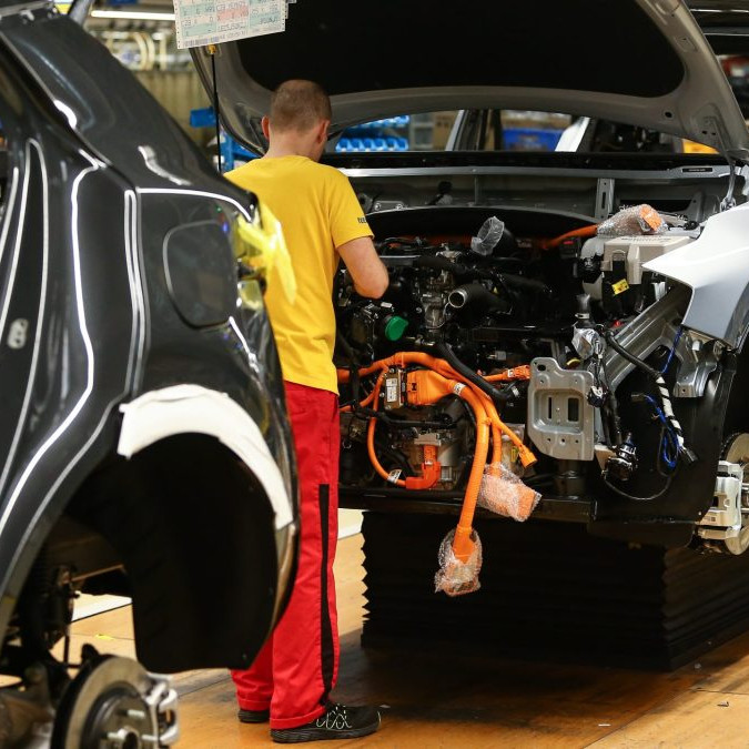 Na snímke montáž nových automobilov Kia.