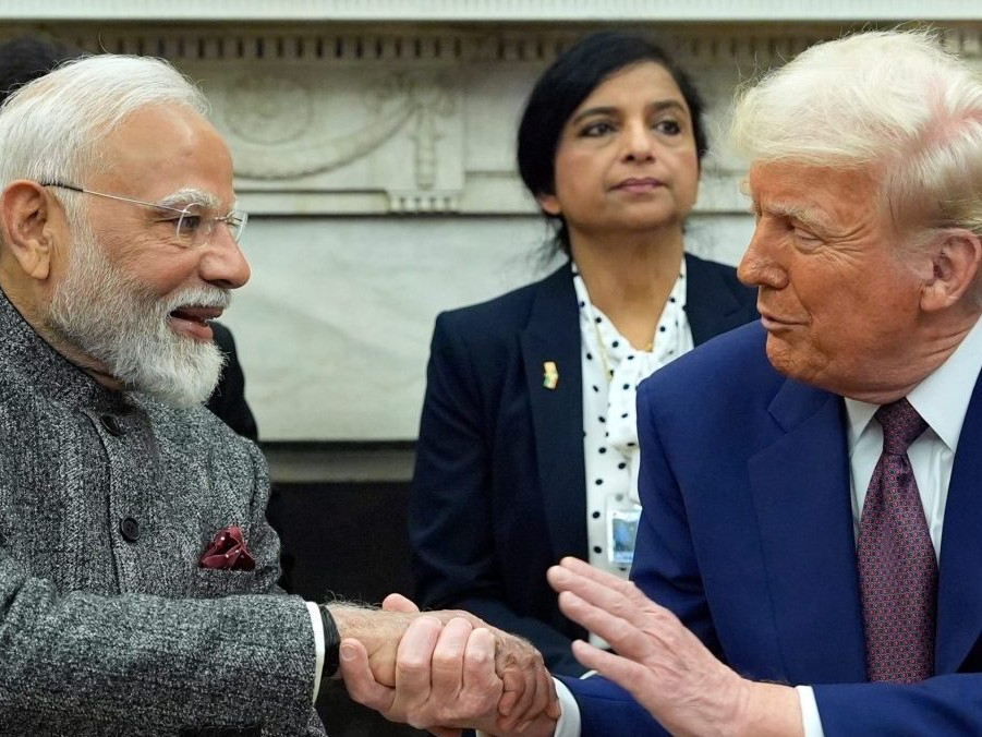 Na snímke indický premiér Naréndra Módí S Donaldom Trumpom.