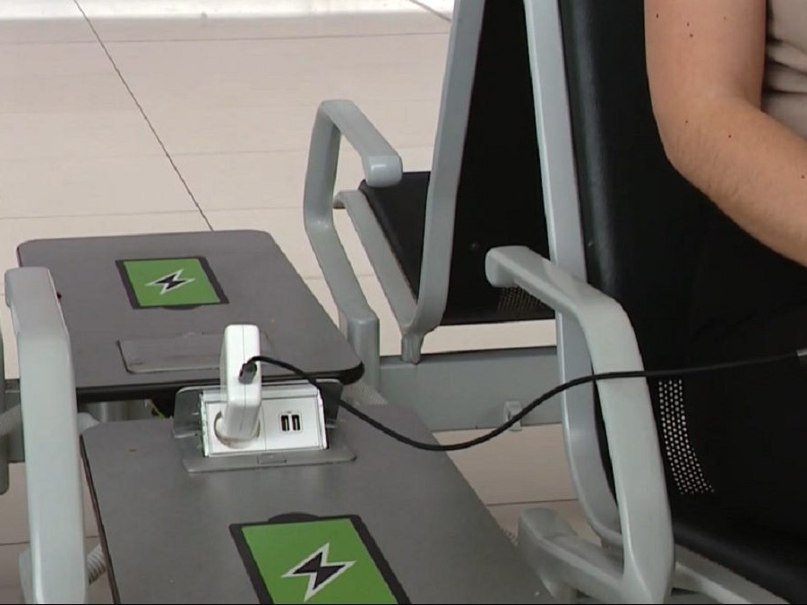 Verejná nabíjačka na bratislavskom letisku.