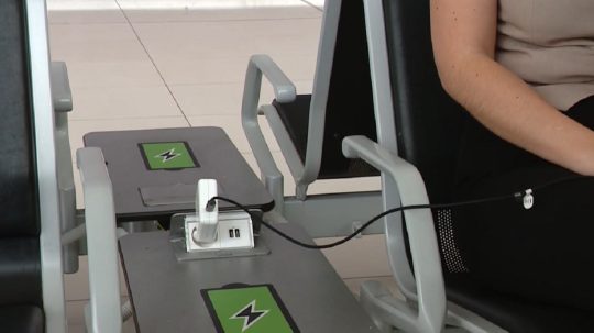 Verejná nabíjačka na bratislavskom letisku.