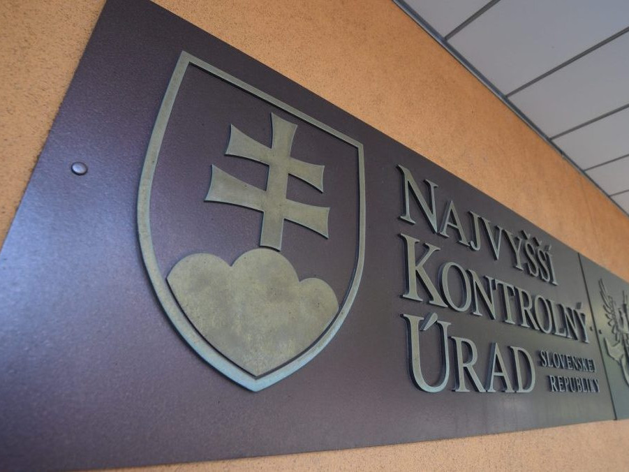 Na ilustračnej snímke tabuľa Najvyššieho kontrolného úradu.