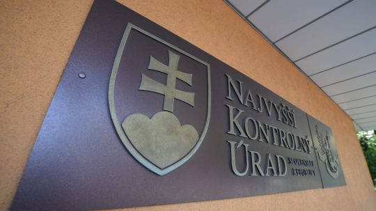Na ilustračnej snímke tabuľa Najvyššieho kontrolného úradu.