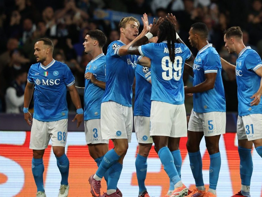 Na snímke hráči Neapolu oslavujú gól.