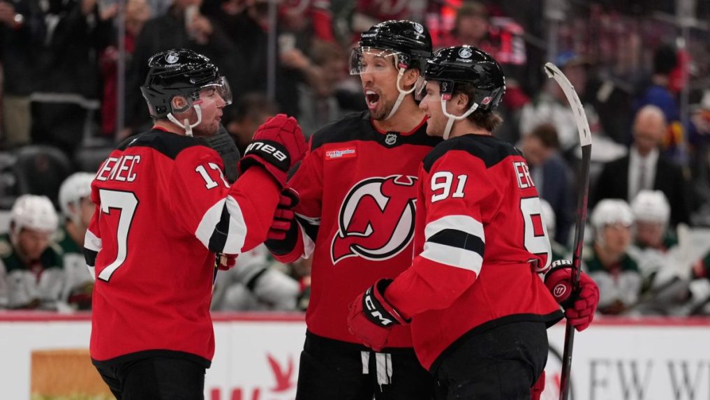Na snímke hráči New Jersey Devils sa tešia z gólu.