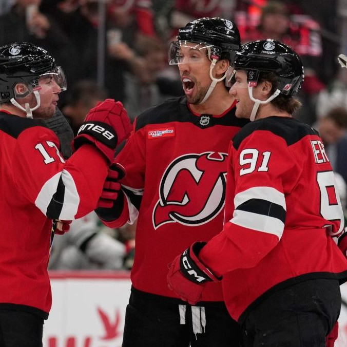 Na snímke hráči New Jersey Devils sa tešia z gólu.