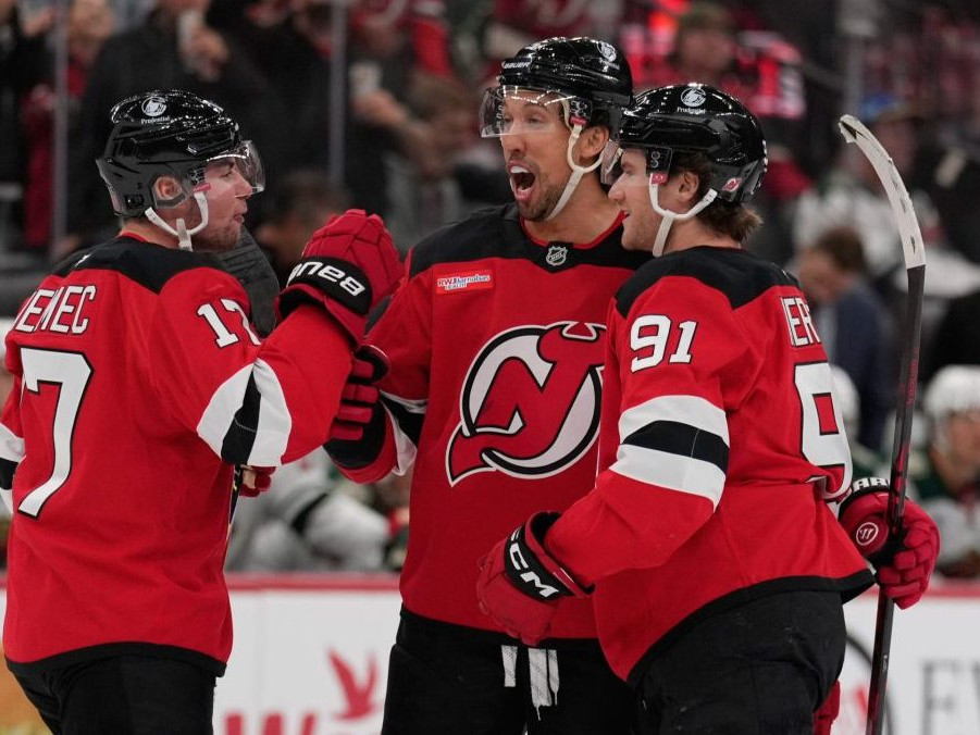 Na snímke hráči New Jersey Devils sa tešia z gólu.