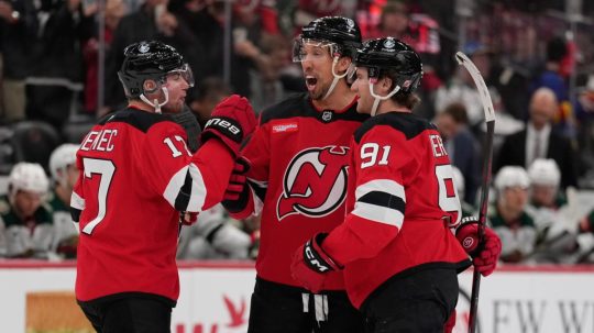 Na snímke hráči New Jersey Devils sa tešia z gólu.
