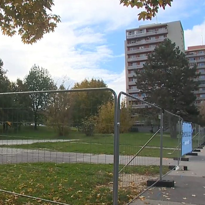 pozemok, kde má vyrásť nový bytový dom