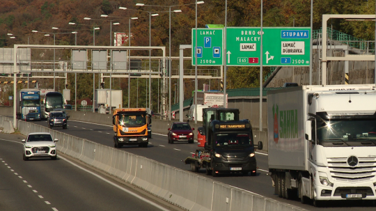 Na snímke sú kamióny na diaľnici.