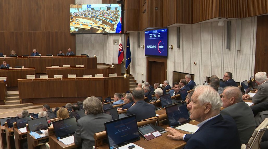 poslanci v pléne NR SR