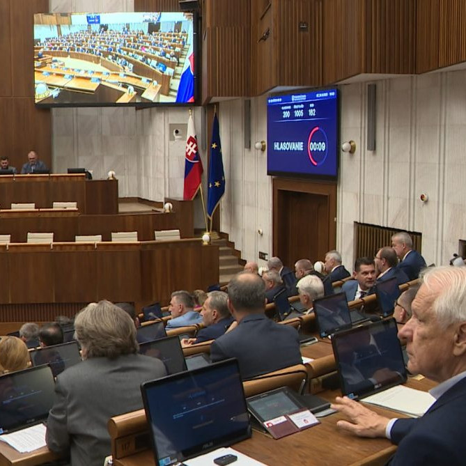 poslanci v pléne NR SR