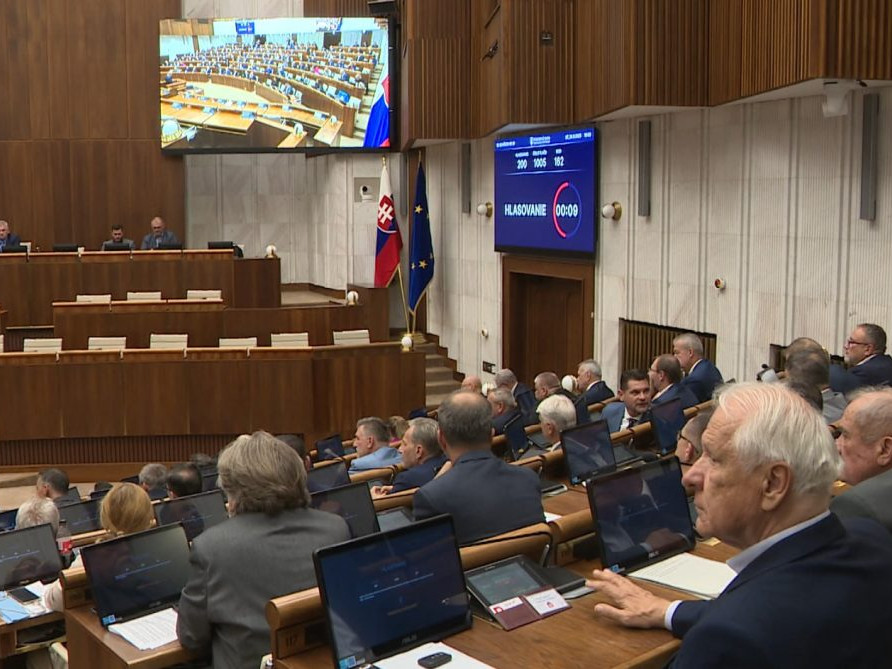 poslanci v pléne NR SR