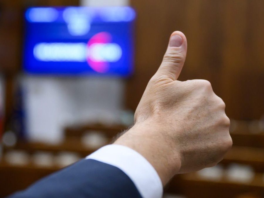 Na snímke zdvihnutý palec poslanca počas hlasovania v pléne Národnej rady SR.