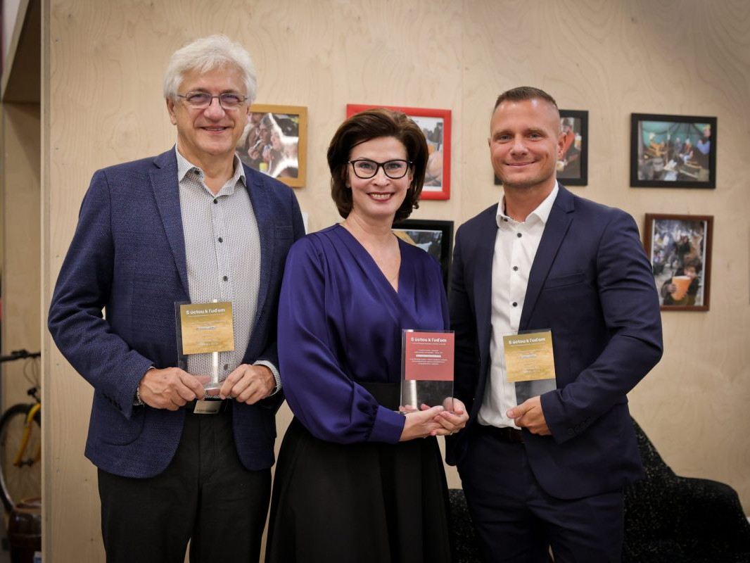 Na snímke redaktori Občana za dverami.