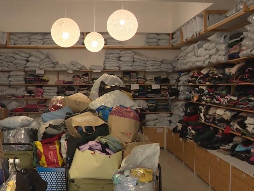 Skoro polovica jednorodičov je ohrozená chudobou: Odevná banka posiela balíčky s oblečením rodinám v núdzi