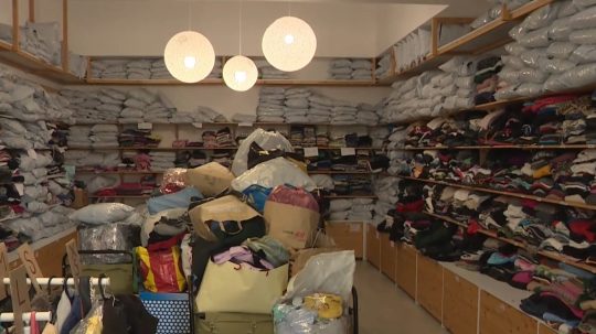 Skoro polovica jednorodičov je ohrozená chudobou: Odevná banka posiela balíčky s oblečením rodinám v núdzi