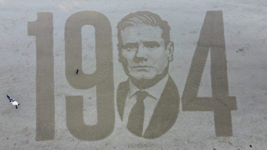 Na ilustračnej snímke Orwellow portrét vykopaný v piesku.