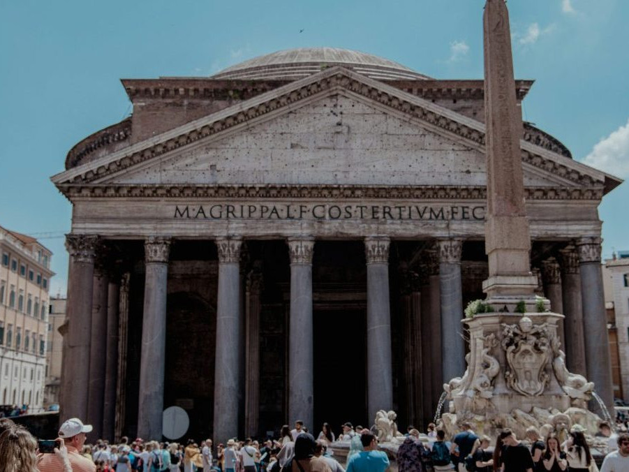 Na ilustračnej snímke Panteón v Ríme.